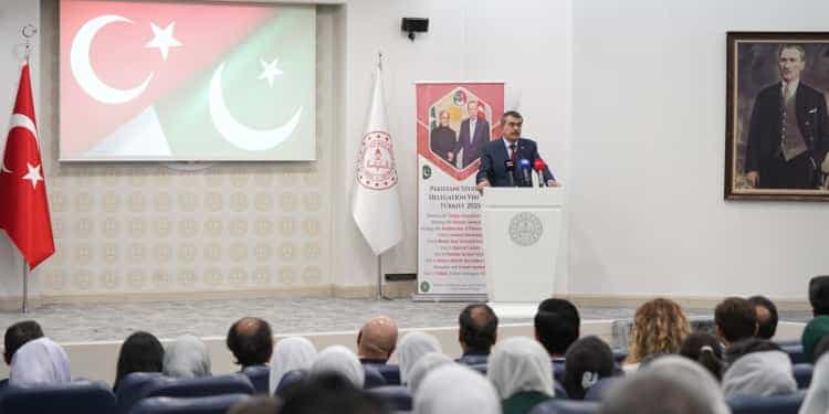 Bakan Tekin, Pakistanlı Öğrencilerle Bir Araya Geldi