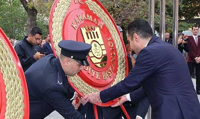29 ekim cumhuriyet bayrami celenk sunma toreni ile basladi