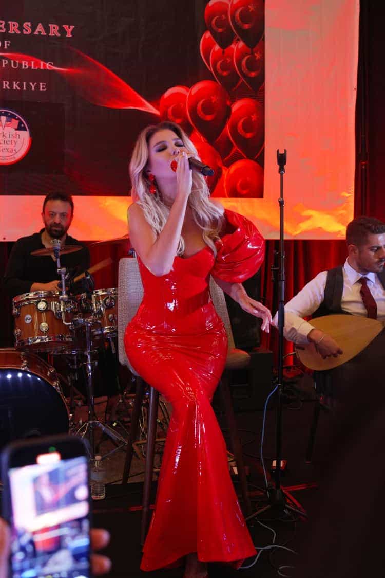 Gülben Ergen, Amerika Turnesine Dallas’la Merhaba Dedi