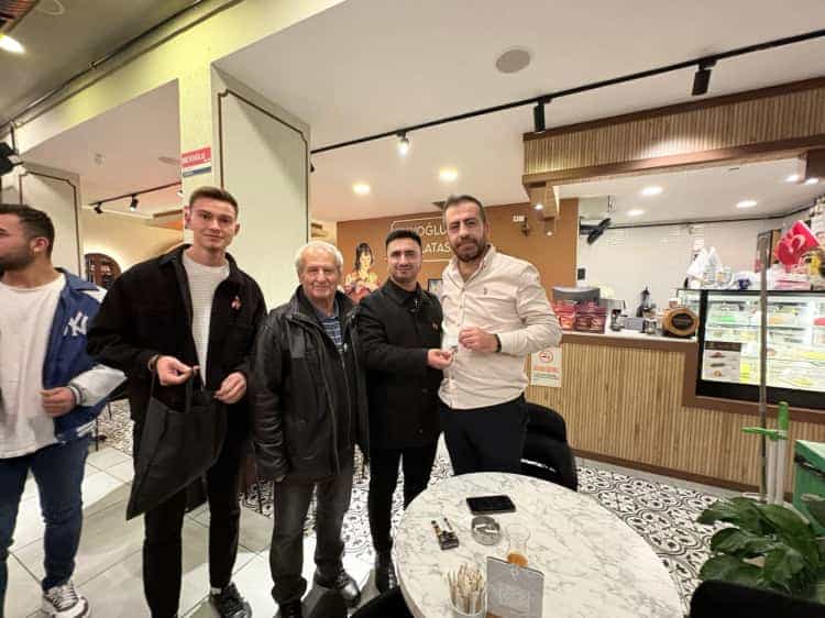 Edirne Keşan’da AK Parti Gençlik Kolları’ndan 10 Kasım Anısına Rozet Dağıtımı