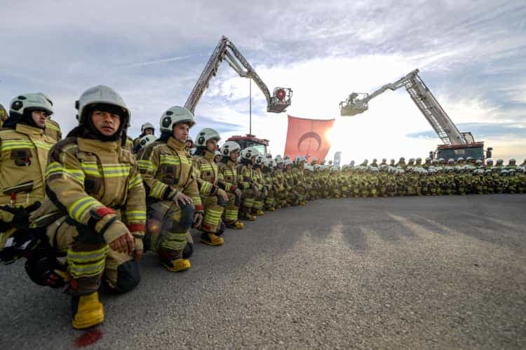 İzmir’de 139 yeni itfaiyeci göreve başladı