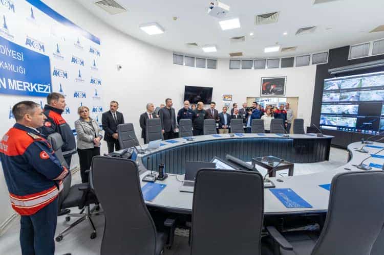 İzmir’de 139 yeni itfaiyeci göreve başladı