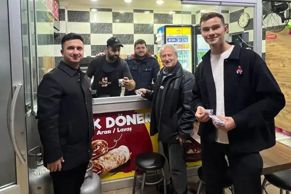Edirne Keşan’da AK Parti Gençlik Kolları’ndan 10 Kasım Anısına Rozet Dağıtımı