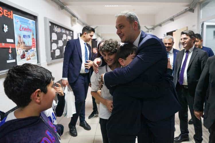 Beylikdüzü’nde 4 Binden Fazla Fidan Öğretmenler İçin Toprakla Buluştu