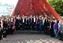 Antalya’da Kadına Yönelik Şiddete Karşı Al Yazma Anıtı’nda Sessiz Protesto