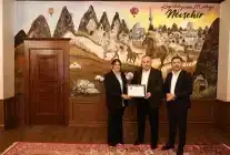 “İlmek İlmek Türkiye” Halısı Vali Fidan’a Hediye Edildi