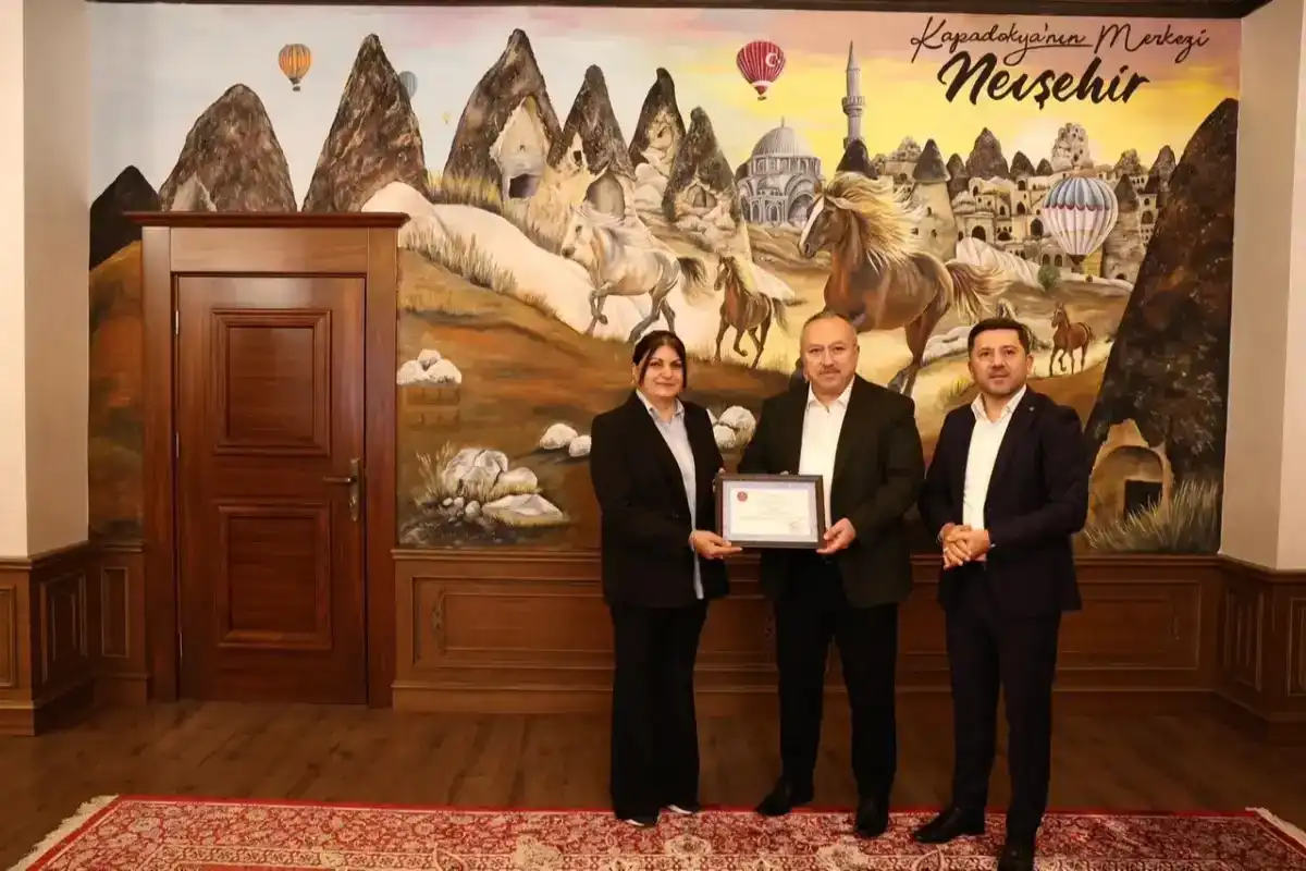 “İlmek İlmek Türkiye” Halısı Vali Fidan’a Hediye Edildi