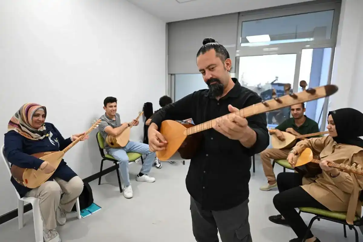 Mersin’de Sanatseverler Ücretsiz Enstrüman Kurslarına Akın Ediyor