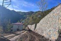 Büyükşehir Taş Duvar Çalışmalarıyla Yolları Daha Güvenli Hale Getiriyor