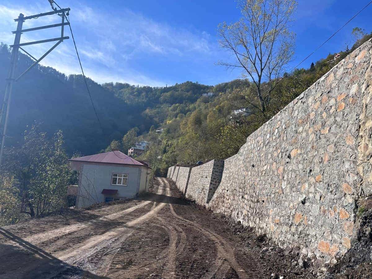 Büyükşehir Taş Duvar Çalışmalarıyla Yolları Daha Güvenli Hale Getiriyor