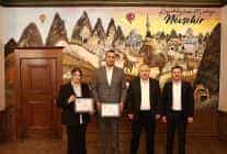 ilmek ilmek turkiye hali motifi vali fidana armagan edildi