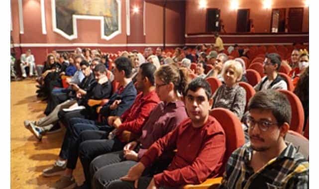 is hayatina hazirlanan norocesitli genclerin mezuniyet sevinci