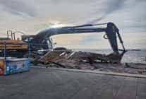 karsiyakadaki kacak iskeleler yikiliyor