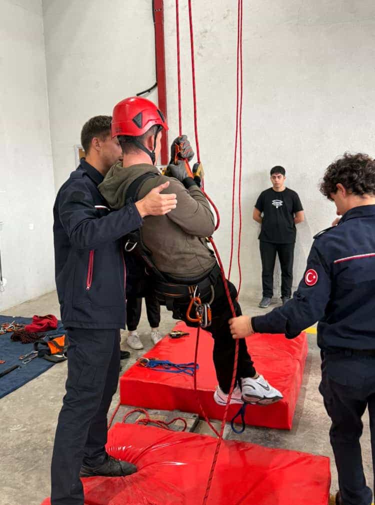 Kocaeli Üniversitesi İtfaiyeci Adayları, Kocaeli İtfaiyesi’ni Ziyaret Etti