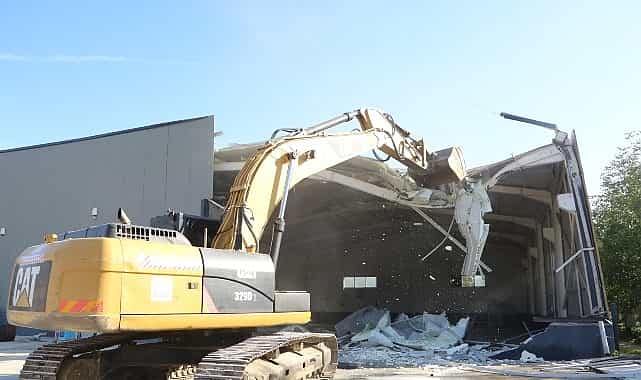 niluferde imara aykiri iki yapi yikildi