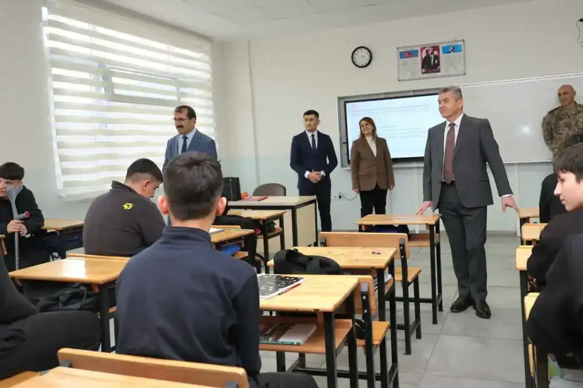 Artvin Valisi Ergün Okulları Ziyaret Etti