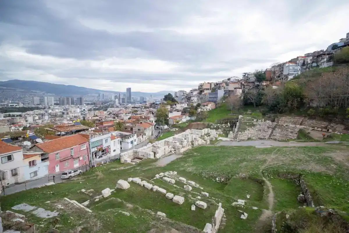 İzmir Smyrna Tiyatrosu’nu Gün Yüzüne Çıkarıyor