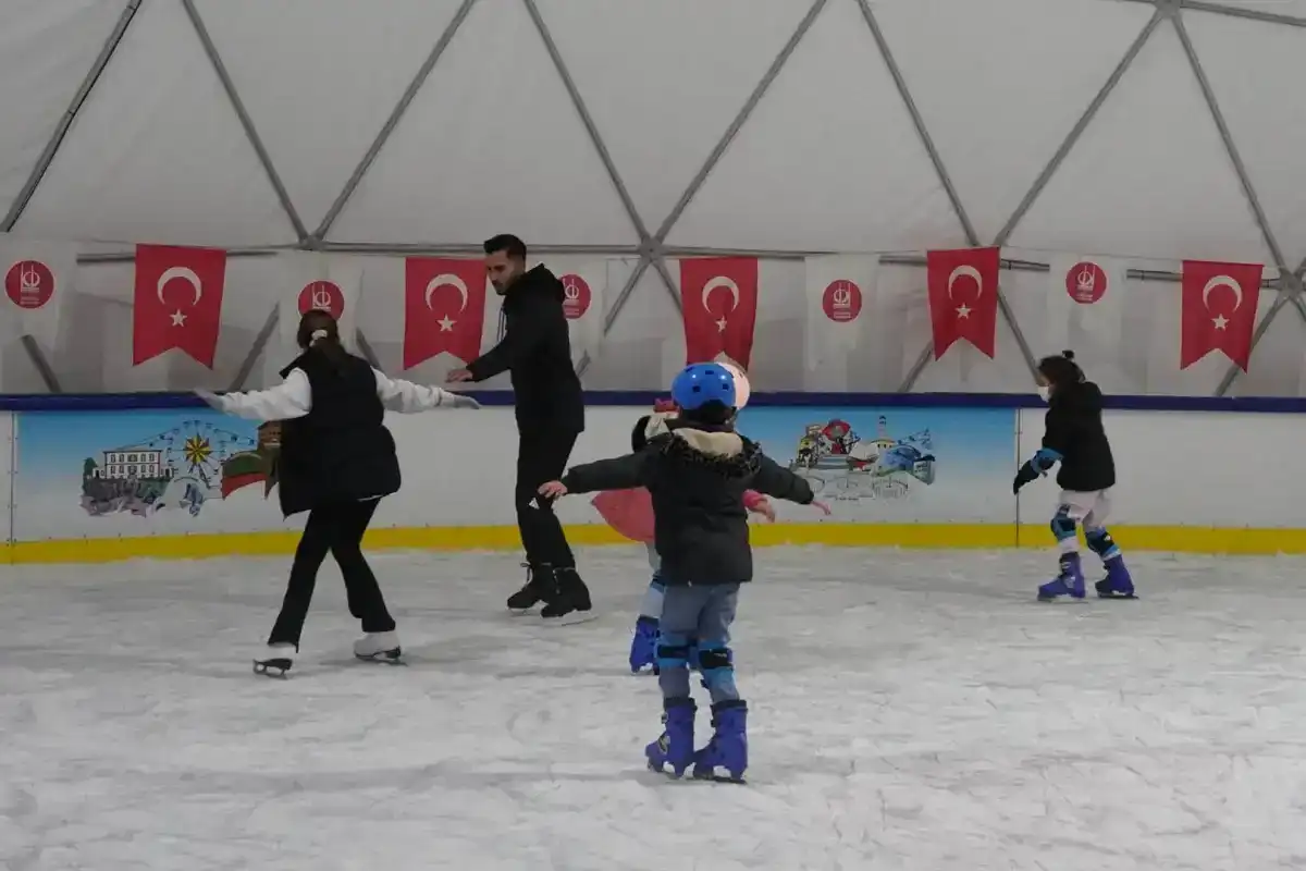Ankara Keçiören’de Ücretsiz Buz Pateni Keyfi Yoğun İlgi Görüyor