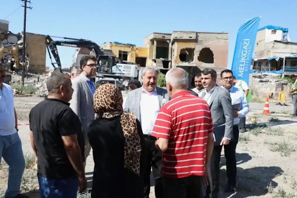 Melikgazi’de Metruk Yapılar Tarih Oluyor