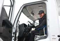 baskan ari kar kureme aracini surerek temizlik calismasi yapti