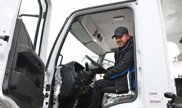 baskan ari kar kureme aracini surerek temizlik calismasi yapti