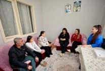 baskan mutlu yeni yil oncesi komsulariyla bulustu