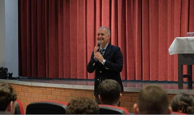 baskan taban genclere kulak veriyor