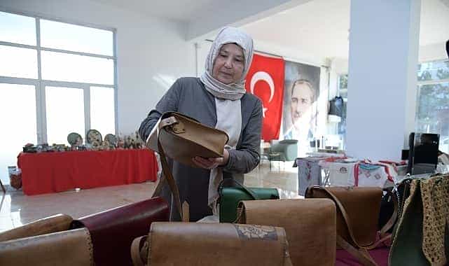 el emegi urunler yilbasi carsisinda