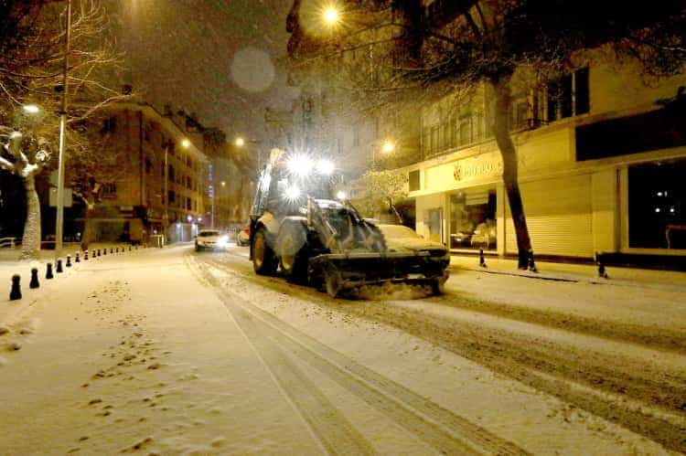 Gaziantep’te karla mücadele çalışmaları ulaşımın aksamaması için kesintisiz devam ediyor.