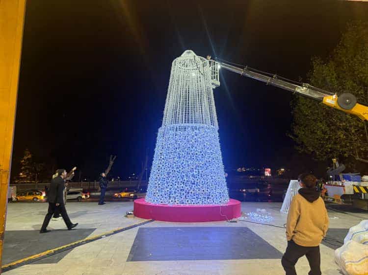 Tüpraş Stadyumu’nda çocuklar için 2 bin toptan yılbaşı ağacı