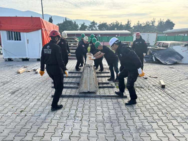 Karabağlar Belediyesi’nden Yeni Arama Kurtarma Ekibi