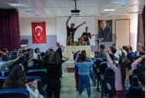 kendini arayan zurafa bucada miniklerle bulustu