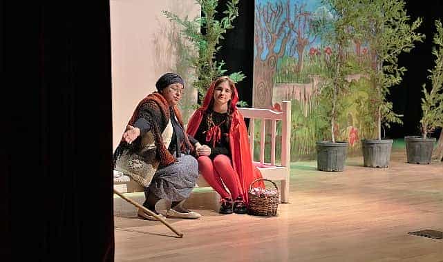 kirmizi baslikli kiz muzikali keciorende cocuklarla bulustu