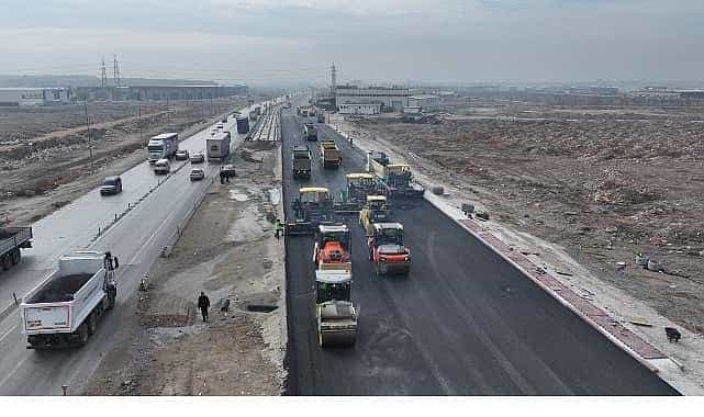 konya buyuksehir tramvay hatti calismalari devam eden aslim caddesinde yogun asfaltlama calismasi yapiyor