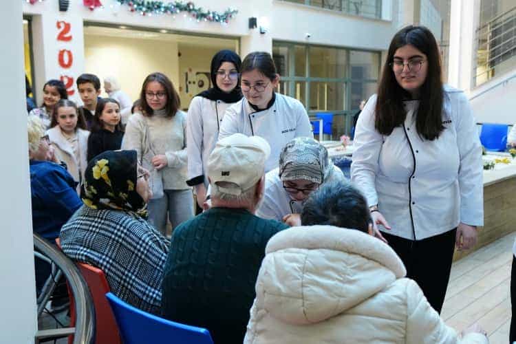 Beylikdüzü’nde Liseli Öğrencilerden Anlamlı Sürpriz