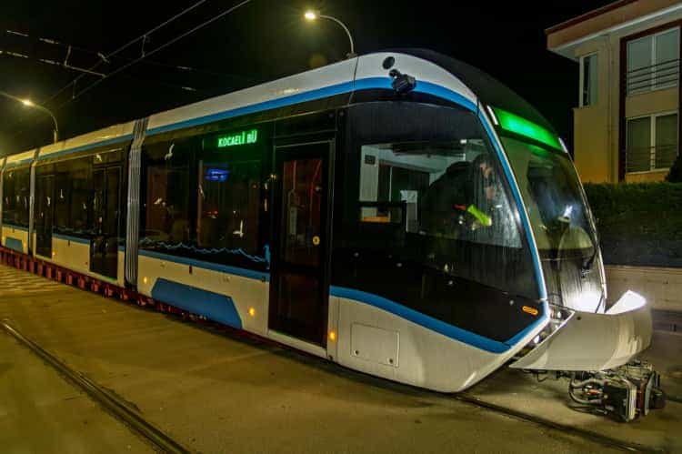 Kocaeli Raylı Sistemde Güçleniyor: 5 Tramvayın İlki Hizmete Başladı