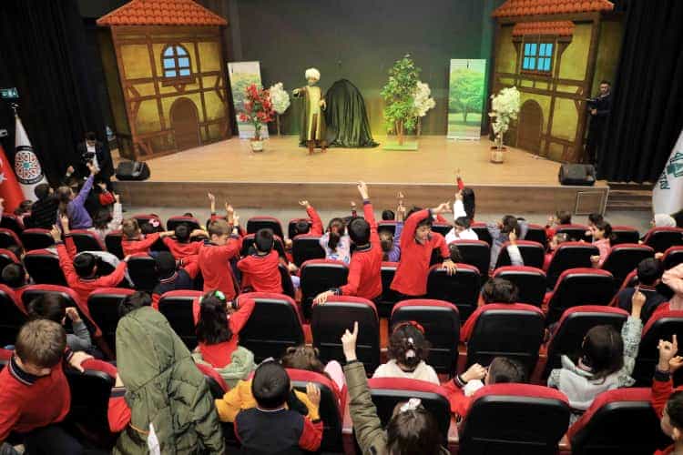 Karatay Öğrencileri Tiyatro ile Buluştu
