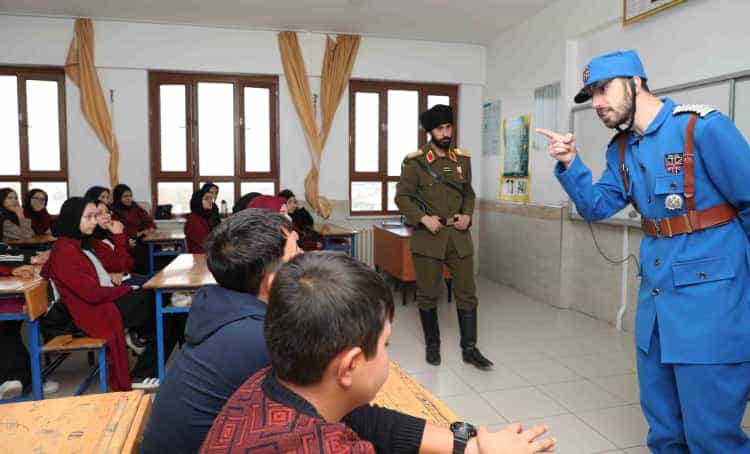 Karatay Öğrencileri Tiyatro ile Buluştu
