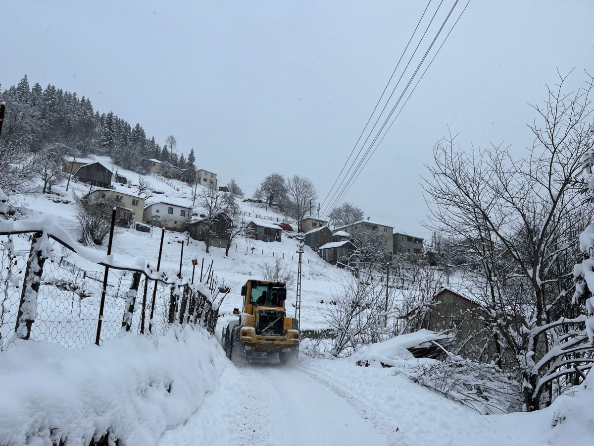 Trabzon’da Kar Yağışı 34 Mahalle Yolunu Kapattı