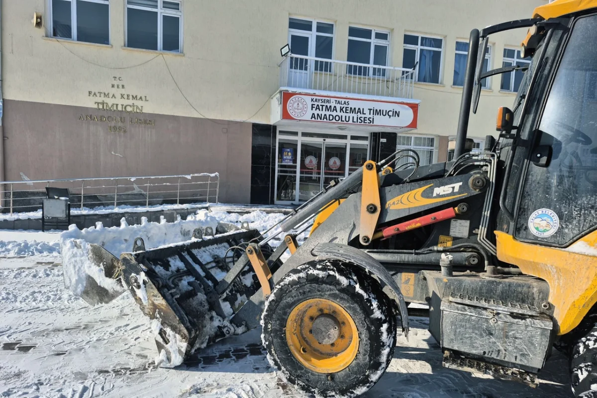 Talas Belediyesi’nden Okullara Kar Temizliği