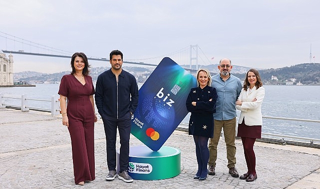 burak ozcivit prof dr sinan canan ve acelya akkoyun hayat finansin yeni nesil aile karti icin ayni sahnedeydi