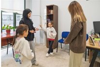 cocuklar renkli harfler ile ogreniyor