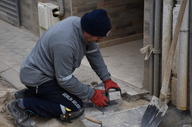 Gemlik Belediyesi Sahada: Üst Yapı Çalışmaları Devam Ediyor