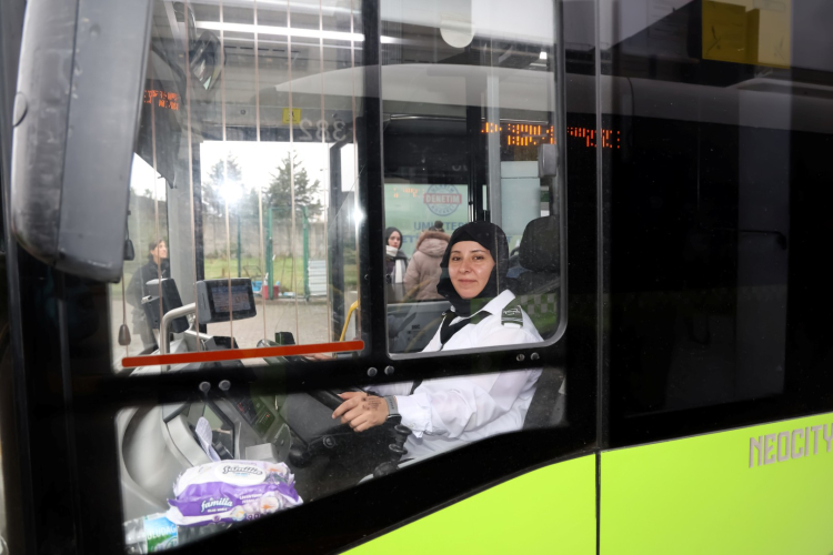 Kocaeli’de Kadın Şoförler Ulaşımın Yüzü Oluyor